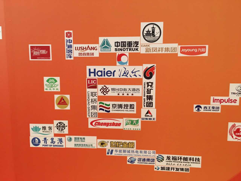 發(fā)布儀式現(xiàn)場，由各企業(yè)Logo組成“厚道魯商”幾個大字，圖為聯(lián)橋集團(tuán)Logo參與組成的“道”字。 .jpg